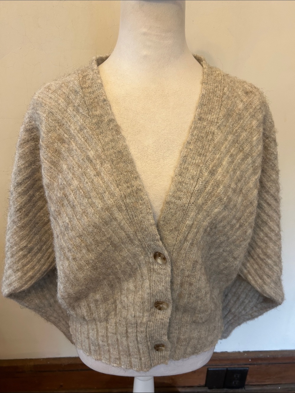 Topshop Cozy V-Neck Beige Button-Front Women’s Sweater Size 12 EUC